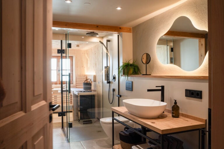 Wellness ganz privat: modernes Bad inklusive Sauna