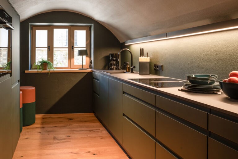 Offene Küche mit moderner Ausstattung – ideal für Selbstversorger