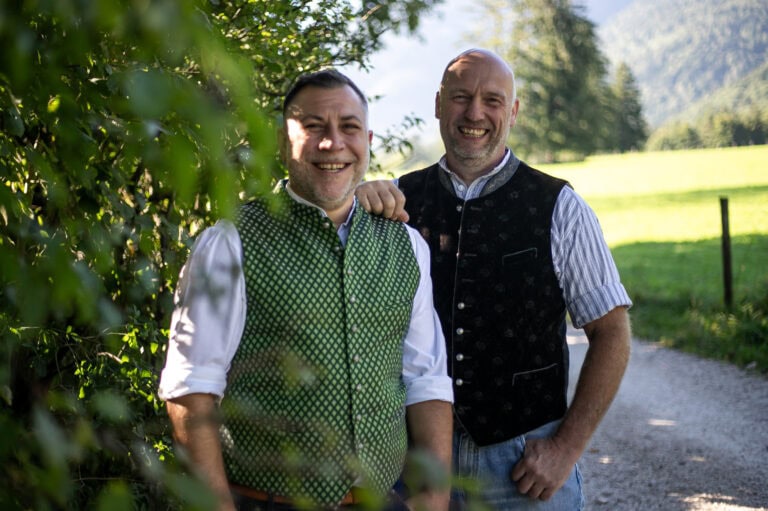 Michael Seebauer und Thomas Pletschacher stehen in der Natur und blicken in die Kamera.